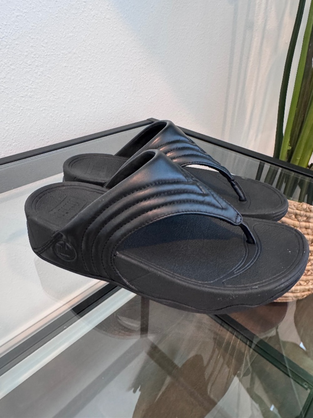 FitFlop Women’s Walkstar Leather toe-post Black Sandals with wedge sole Size 6